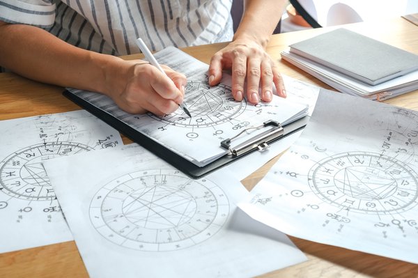 Explorez comment l'astrologie façonne votre thème astral